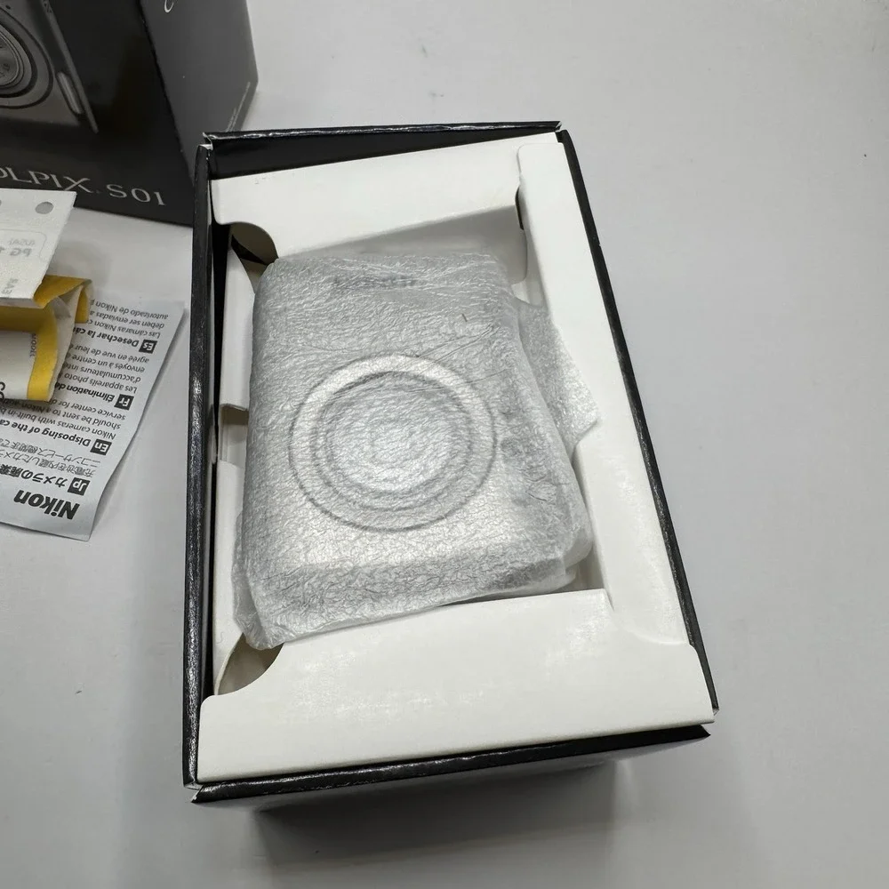 Nikon‎ COOLPIX S01 Mirror Silver Digicam 10.1MP Tiny Compact Camera Boxed Kit
